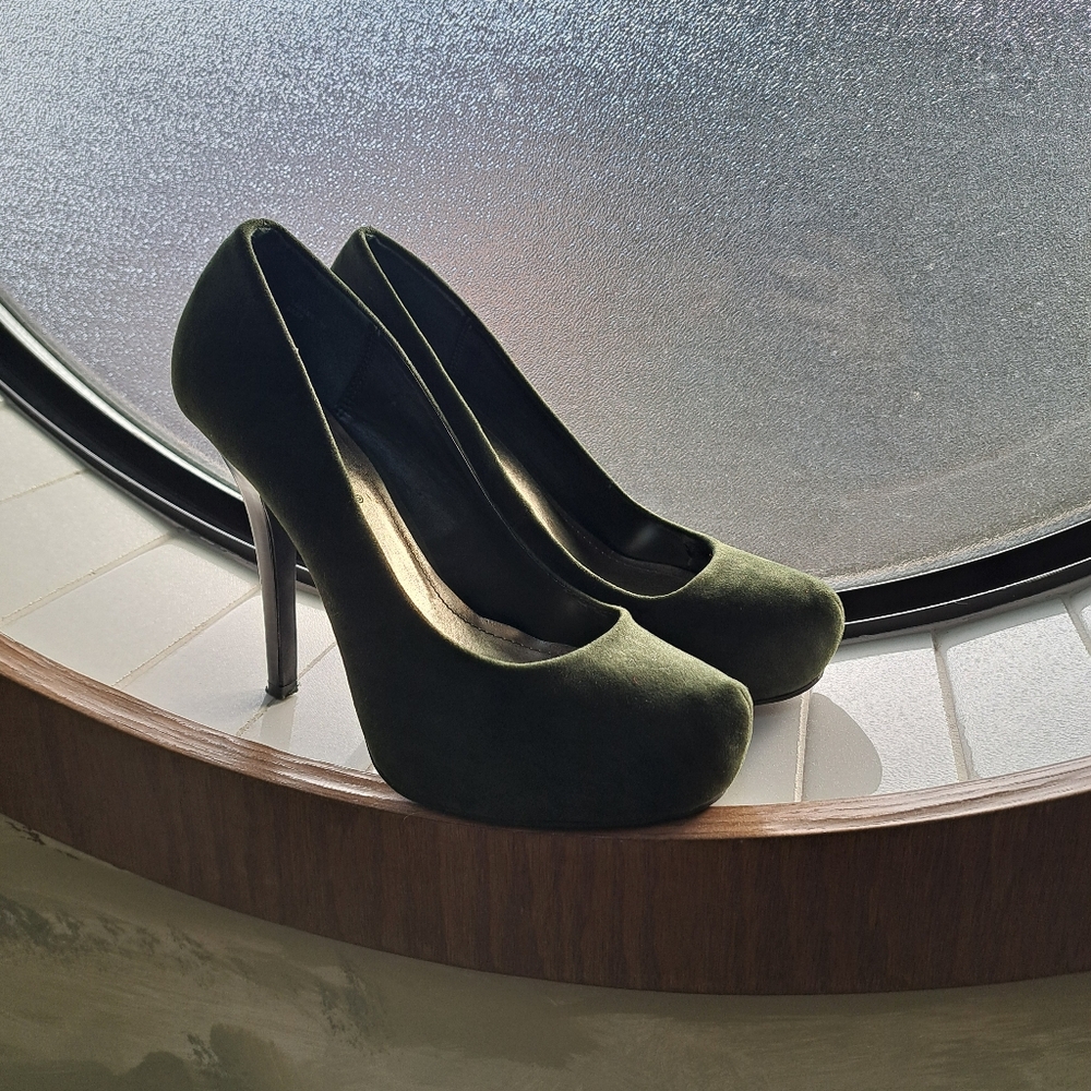 Bamboo Dark Green velvet pumps size 7.5